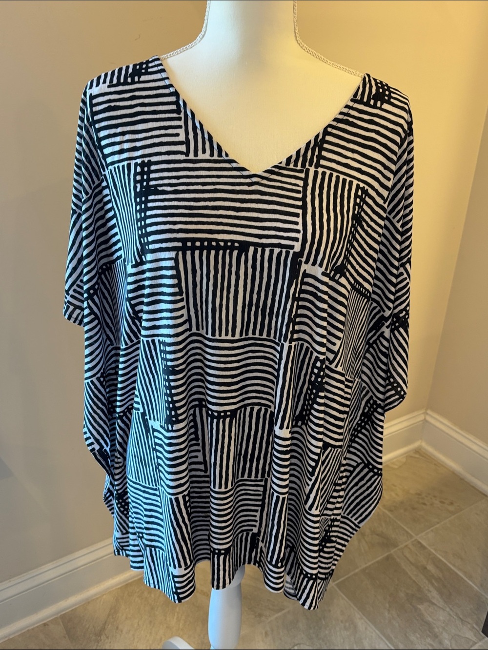 Chico's Black & White Geometric V-Neck Poncho